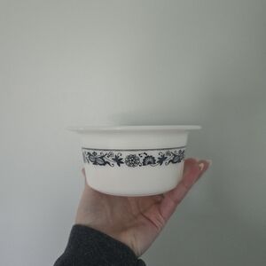 PYREX 75 glass Butter Dish Blue Onion Design Excellent